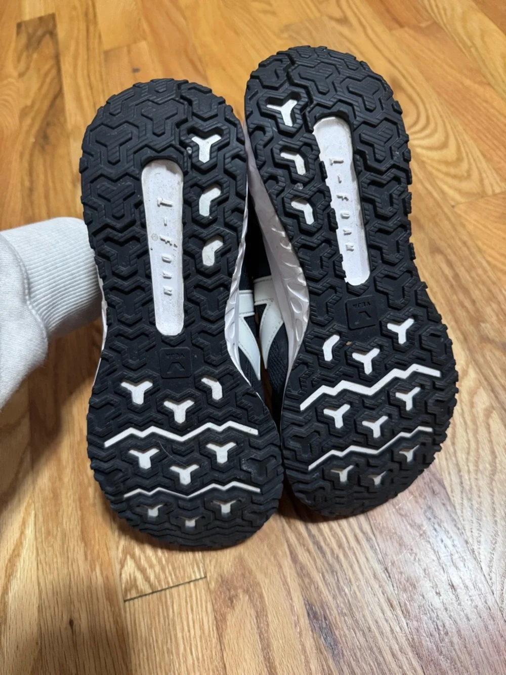 VEJA CONDOR MESH BLACK and WHITE Sneakers size 7
